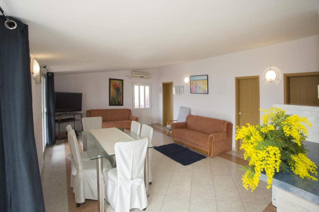 Apartments By The Sea Mavarstica, Ciovo - 12696 Trogir Eksteriør billede